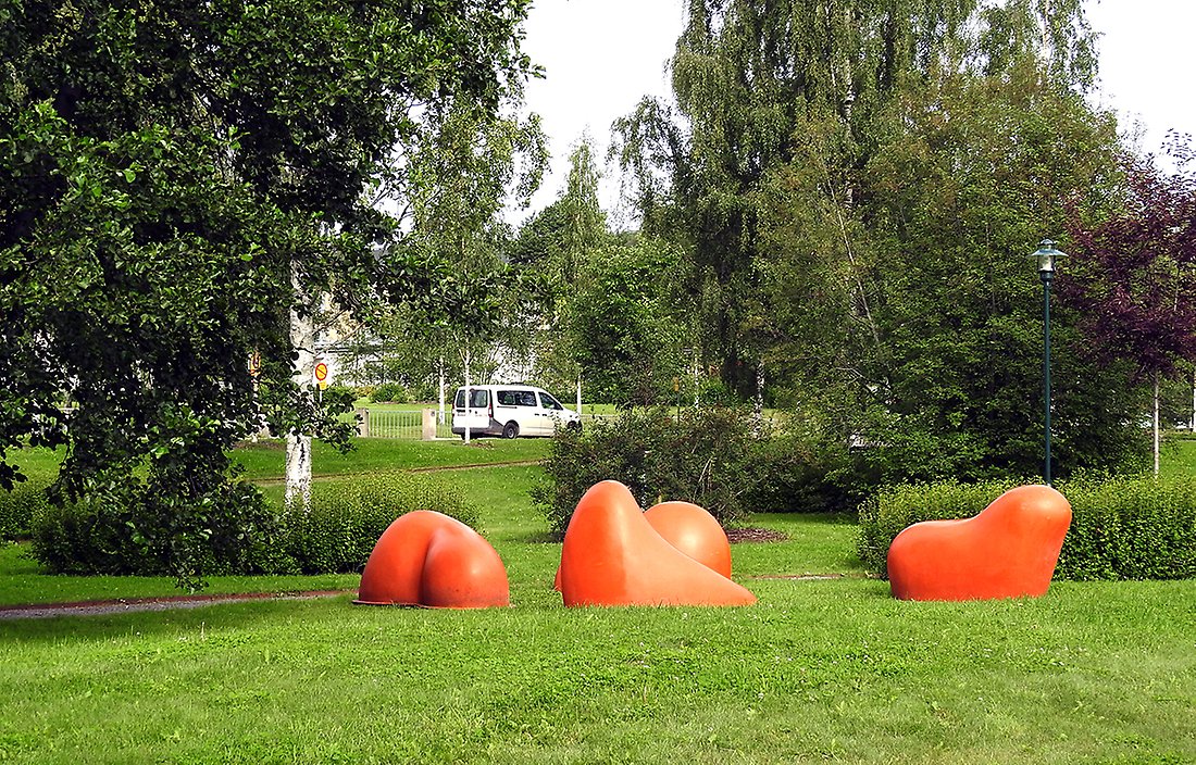 Oreangea figurer ligger utslängda på gräsmattan för barn att leka på