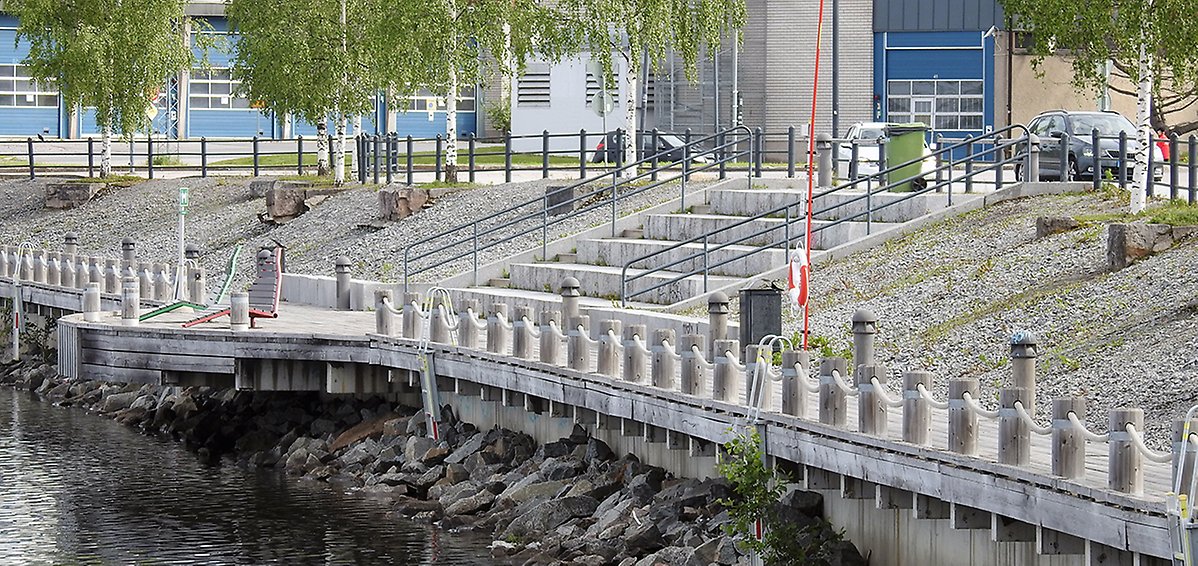 Stentrappa ned mot vattnet som fungerar som sittplatser. Ligger nedanför Kulturens Hus